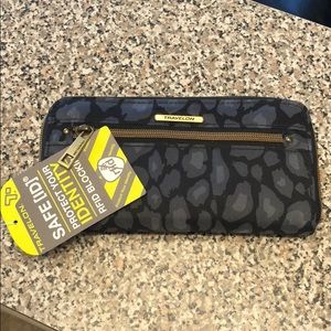 NWT Travelon rfid blocking wallet